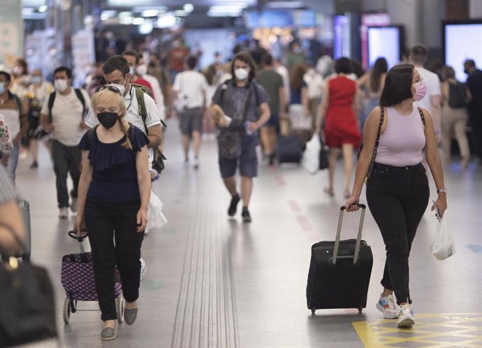 Archivo - Pasajeros en la estación de AVE de Atocha, durante el primer día de la primera 'Operación Salida' del verano 2021
