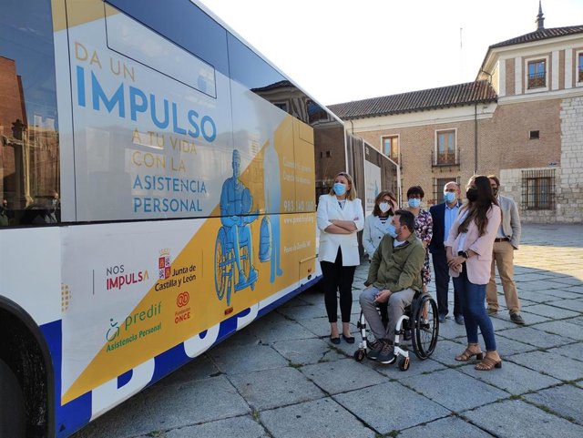 Imagen que se verá en los autobuses de Valladolid para dar a conocer la figura del asistente personal.