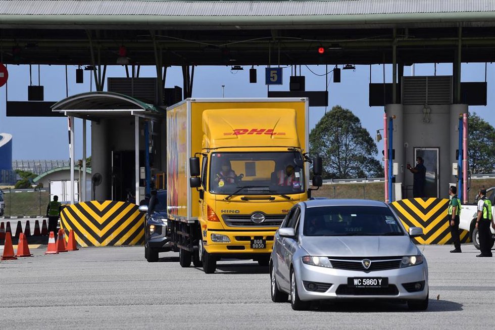 Archivo - Un camión de DHL