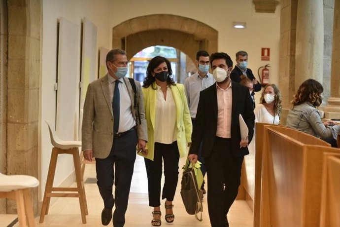 La presidenta del Gobierno riojano, Concha Andreu, llegando al Parlamento con el portavoz Alex Dorado y la consejera de Agricultura, Eva Hita