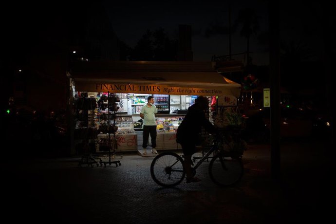 Archivo - Un quiosco en el Paseo Juan de Borbón de Barcelona. Foto de archivo.
