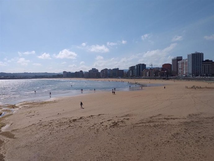 Archivo - Playa de San Lorenzo, en Gijón