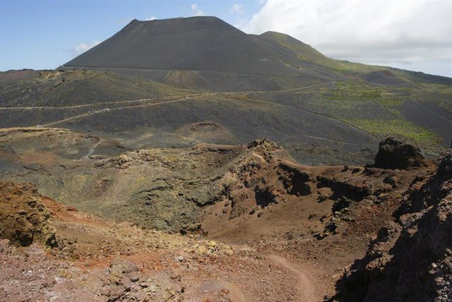 Archivo - Vista general de Cumbre Vieja, una zona al sur de la isla que podría verse afectada por una posible erupción volcánica