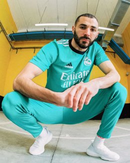 El delantero francés del Real Madrid Karim Benzema posa con la tercera equipación para esta temporada 2021-22.