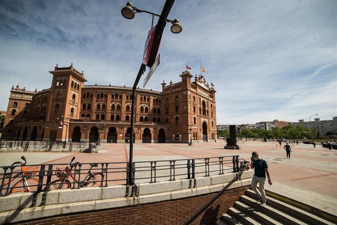 Archivo - Varias personas caminan junto a la Plaza de Toros de Las Ventas