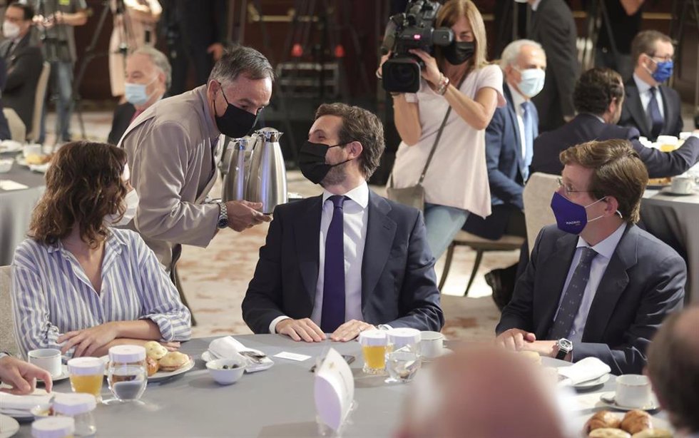 (I-D) La presidenta de la Comunidad de Madrid, Isabel Díaz Ayuso; el presidente del Partido Popular, Pablo Casado, y el alcalde de Madrid, José Luis Martínez-Almeida, conversan durante un desayuno informativo.