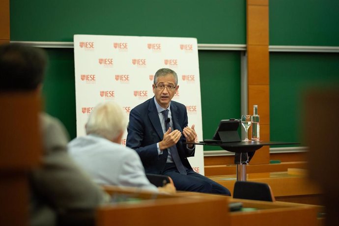El gobernador del Banco de España, Pablo Hernández de Cos, ofrece una conferencia online sobre política monetaria en el campus de Barcelona de IESE Business School, a 17 de septiembre de 2021, en Barcelona, Catalunya, (España). 