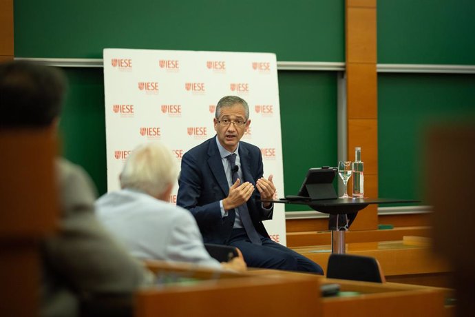 El governador del Banc d'Espanya, Pablo Hernández de Cos, ofereix una conferncia en línia sobre política monetria al campus de Barcelona de IESE Business School, a 17 de setembre de 2021, a Barcelona, Catalunya, (Espanya). 