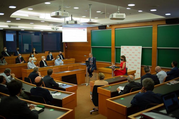 El gobernador del Banco de España, Pablo Hernández de Cos (i), junto a la profesora de IESE y consejera del Banco de España Núria Mas (d), ofrece una conferencia online sobre política monetaria en el campus de Barcelona de IESE Business School
