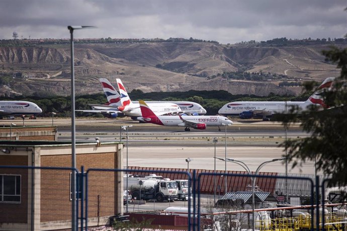 Varios aviones en el aeropuerto Adolfo Suárez Madrid-Barajas, a 15 de septiembre de 2021, en Madrid (España). La reforma integral del aeropuerto contempla la fusión de las terminales 1, 2 y 3, la ampliación de la T4 y la creación de una ciudad logística