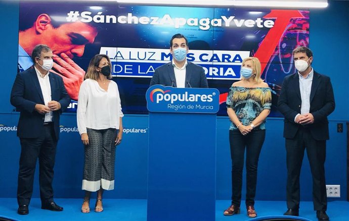 Archivo - El portavoz de Energía del Grupo Parlamentario Popular en el Congreso de los Diputados, Juan Diego Requena, acompañado de diputados y senadores nacionales