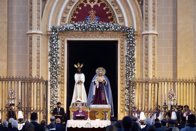 Archivo - Nuestro Padres Jesús el Cautivo y María Santísima de la Trinidad Coronada a las puertas de su templo durante la celebración de la Misa del Alba celebrada al aire libre y restringida a 288 personas por las restricciones de la COVID. Málaga a 27 d