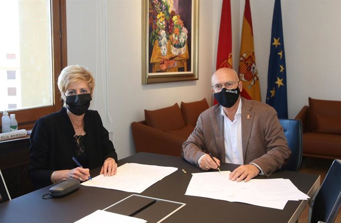 El consejero de Cohesión Territorial, Bernardo Ciriza, y la alcaldesa de Viana, Yolanda Gonzalez, suscriben el convenio de colaboración para la urbanización de la travesía de la carretera NA- 8407 a su paso por Viana.