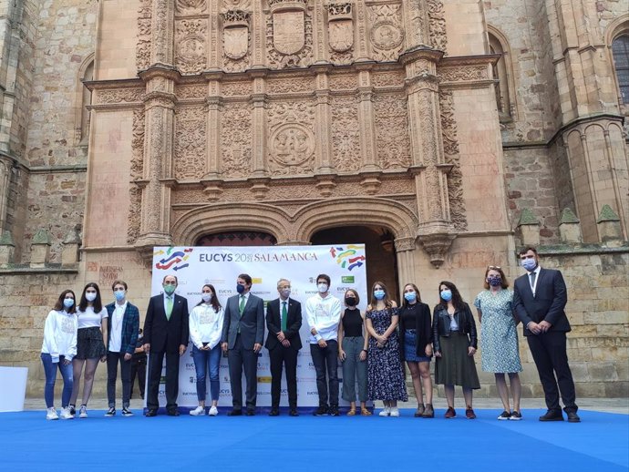 El presidente de Iberdrola, Sánchez Galán, cuarto por la izquierda, en la apertura del European Union Contest for Young Scientists (EUCYS) en Salamanca.