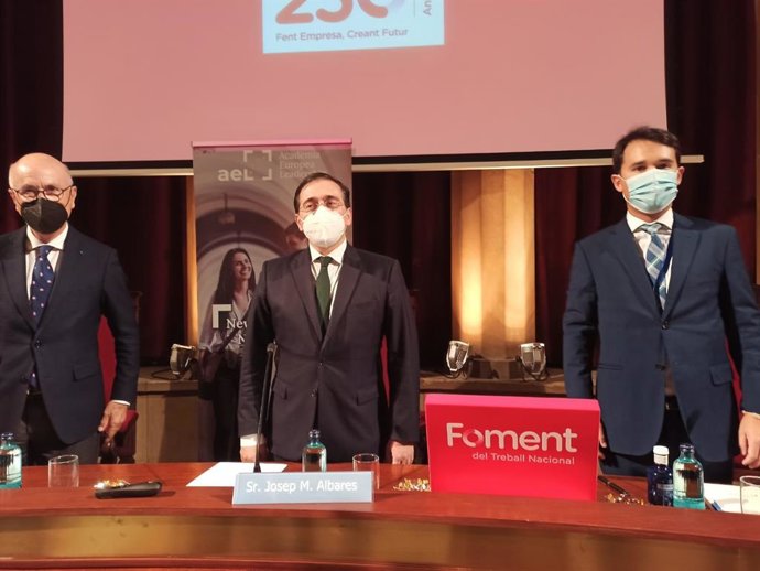 El presidente de la Academia Europea Leadership (AEL), Josep Antoni Duran i Lleida; el ministro de Asuntos Exteriores, José Manuel Albarez, y el director de la AEL, Francesc Pardo.