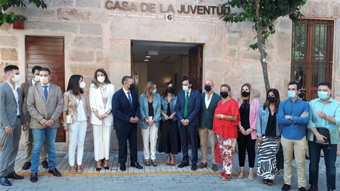 Blanco (c), en la inauguración de la Casa de la Juventud.