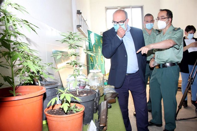 Archivo - El subdelegado del Gobierno en Soria, Miguel Latorre, y el teniente coronel, Andrés Velarde, durante la presentación de la operación 'Cacareo'.