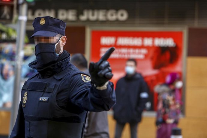 Archivo - Un policía nacional durante una manifestación contra la proliferación de los locales de apuestas 