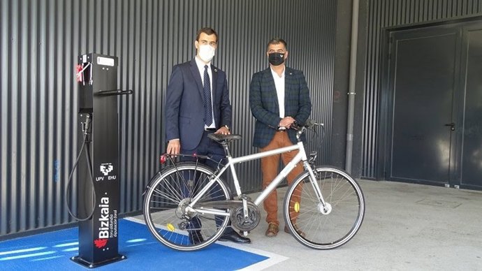 El diputado vizcaíno de Transportes y Movilidad Sostenible, Miguel Ángel Gómez Viar, junto con el vicerrector del Campus de Bizkaia de la Universidad del País Vasco, Gorka Moreno