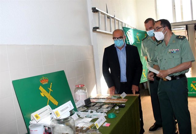 Archivo - El subdelegado del Gobierno en Soria, Miguel Latorre, y el teniente coronel, Andrés Velarde,