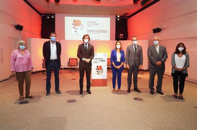 El alcalde, en la foto de familia durante su participación en el foro celebfado en Madrid.