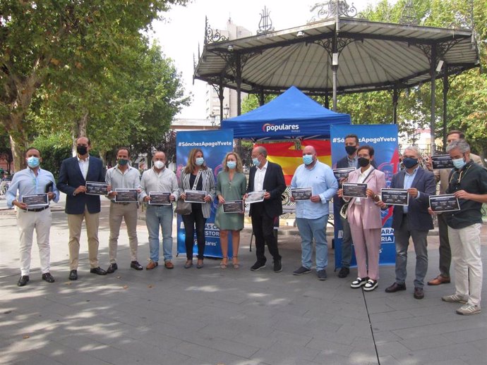 Monago junto a miembros del PP en la carpa instalada en el Paseo de San Francisco de Badajoz