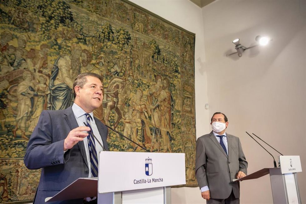 El presidente de Castilla-La Mancha, Emiliano García-Page, recibe en el Palacio de Fuensalida en Toledo, al alcalde de Puertollano (Ciudad Real), Adolfo Muñiz.
