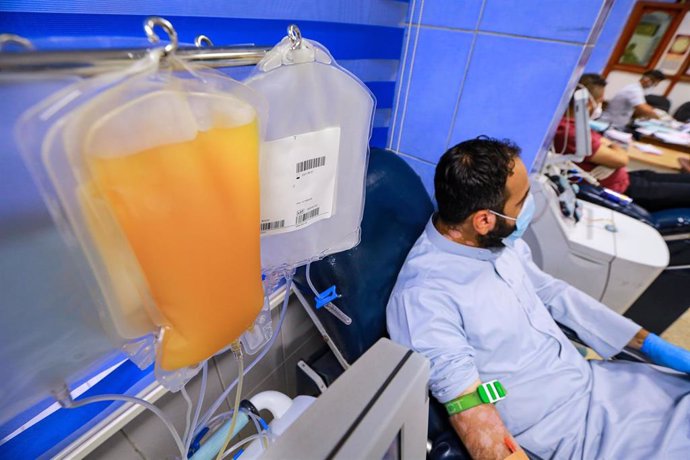 Archivo - 22 June 2020, Iraq, Baghdad: A recovered coronavirus (COVID-19) patient donates blood samples for plasma extraction to help critically ill patients at the National Blood Transfusion Center. Photo: Ameer Al Mohammedaw/dpa