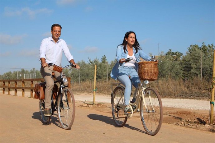 El consejero de Presidencia, Turismo y Deportes, Marcos Ortuño, y la alcaldesa de Yecla, Remedios Lajara, recorren en bicicleta la Vía Verde del Chicharra Yecla.