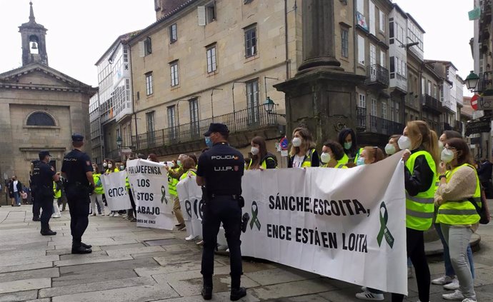 Decenas de empleadas de la factoría pontevedresa Ence se concentran a las puertas de un acto celebrado en Santiago en el que ha participado la vicepresidenta segunda del Gobierno, Yolanda Díaz, y el presidente de la Xunta, Alberto Núñez Feijóo