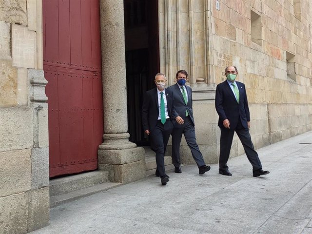 L presidente de la Junta, Alfonso Fernández Mañueco (centro), junto al presidente de Iberdrola, Ignacio Sánchez Galán (d), y el rector de la USAL, Ricardro Rivero (i), a su llegada al EUSCYL en Salamanca.