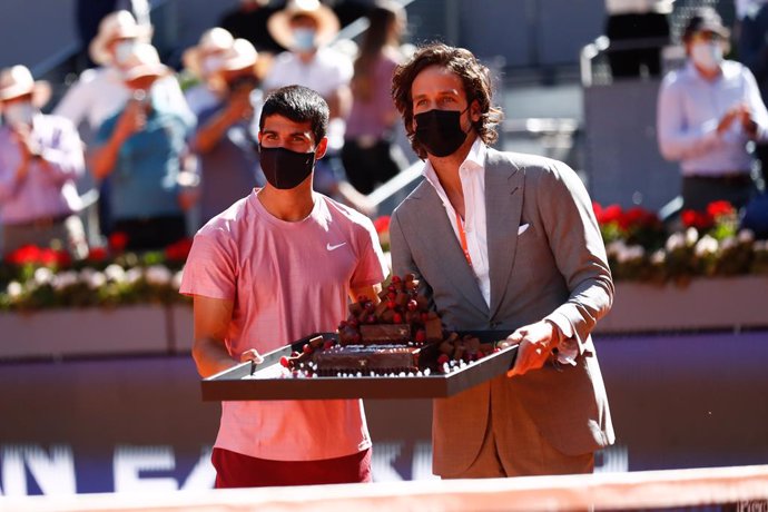 Archivo - Feliciano Lopez, Tournament Director, gives a birthdate cake to Carlos Alcaraz of Spain during the ATP Masters 1000 - Mutua Madrid Open 2021 at La Caja Magica on May 5, 2021 in Madrid, Spain.