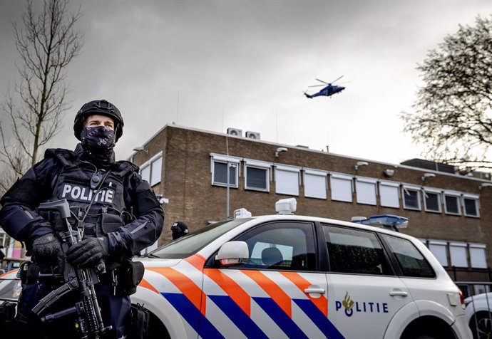 Archivo - Un policía en la capital de Países Bajos, Ámsterdam