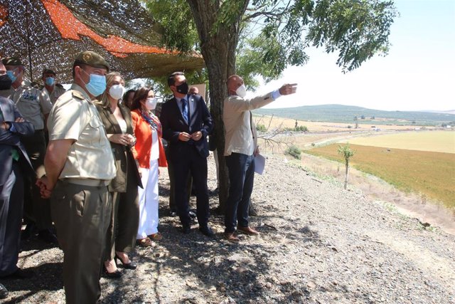 Visita de las autoridades a los terrenos de La Rinconada donde se instalará la base logística del Ejército de Tierra en el término de Córdoba.