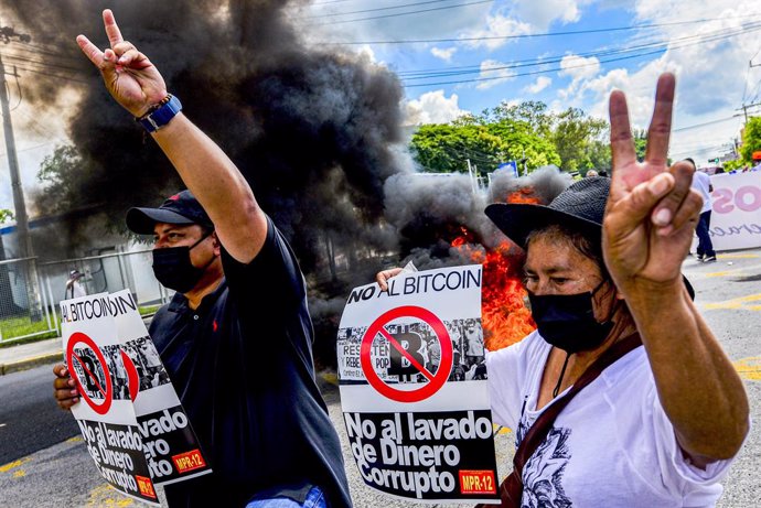 15 September 2021, El Salvador, San Salvador: Demonstrators hold placards against the government's Bitcoin law during a protest on El Salvador's Bicentennial Independence Day against El Salvador's President Nayib Bukele and his government's policies. Ph