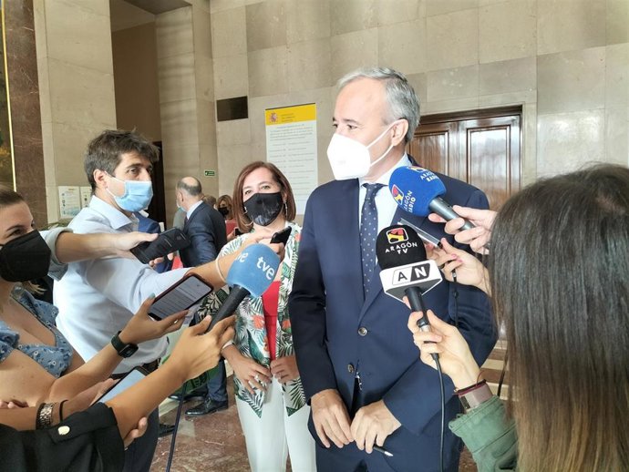 El alcalde de Zaragoza, Jorge Azcón, y la vicealcaldesa, Sara Fernández, explican el dispositivo para la  semana del Pilar tras la reunión de la Junta Local de Seguridad.