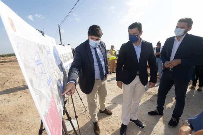 Imagen de la visita del presidente de la Comunidad, Fernando López Miras, a las obras de construcción de los colectores de pluviales Norte y Sur de San Javier