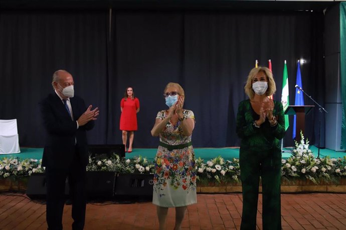 Villalobos, 'Adelita' y Herrera, en la inauguración del auditorio que lleva el nombre de la artista de Castilleja de la Cuesta.