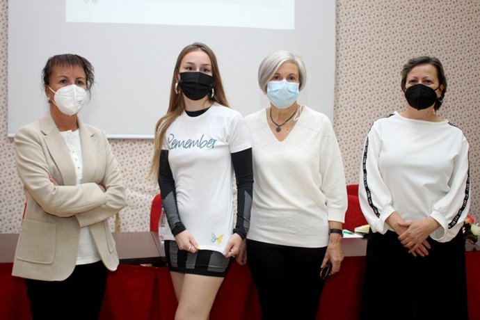 De izda a dcha, Ruiz, Sanz, Pacho y Garrido presentan el nuevo logo y las actividades de Alzheimer Soria.