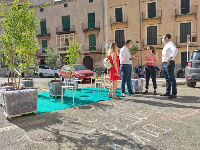 El alcalde de Palma, José Hila, durante su visita a los espacios del Park(ing) Day.