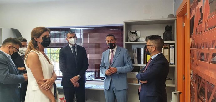 Ana Carlota Amigo en la visita a la empresa zamorana Tecozam.