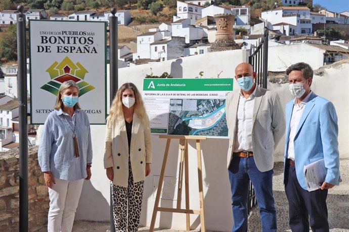 Archivo - La delegada de la Junta en Cádiz, Ana Mestre, durante su visita a Setenil de las Bodegas.