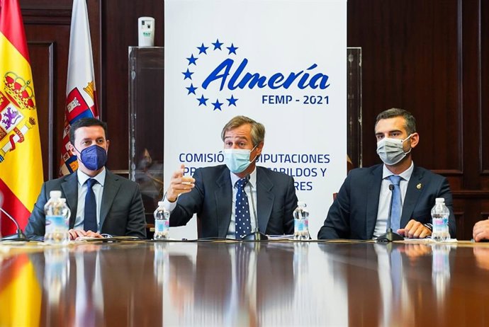 El vicesecretario de Territorial del PP, Antonio González Terol (c.), este viernes en Almería