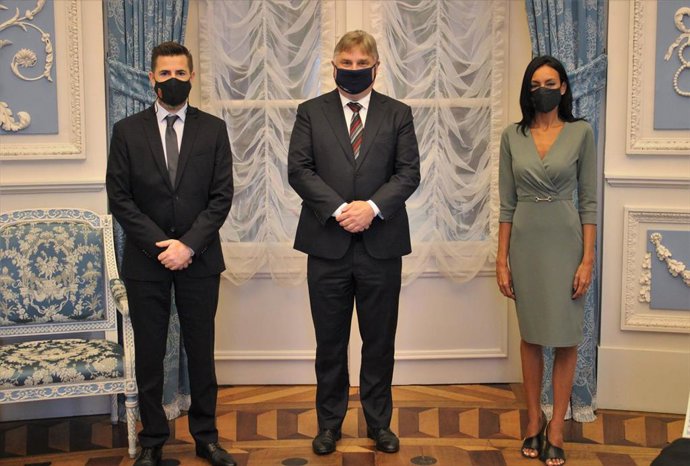 La consejera de Empresa, Empleo, Universidades y Portavocía, Valle Miguélez, durante la reunión con el presidente de la Conferencia de Regiones Periféricas Marítimas (CRPM), Cees Loggen, en Haarlem (Países Bajos).