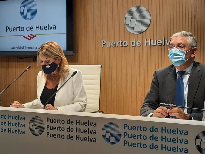 La presidenta del Puerto de Huelva, Pilar Miranda, junto con el director del Puerto de Huelva, Ignacio Álvarez-Ossorio, en rueda de prensa.