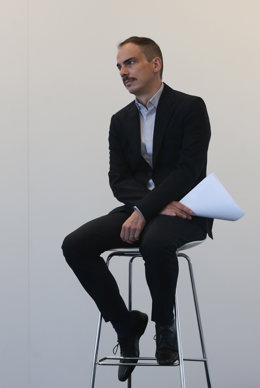 Archivo - El poeta Alberto Conejero durante la ceremonia de entrega de premios y presentación de libros ganadores del XXXIII Premio Internacional de Poesía Fundación Loewe, en el Hotel Palace, a 16 de junio de 2021, en Madrid (España). El galardón premi