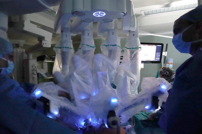Archivo - Detalle del robot Da Vinci durante una intervención quirúrgica en La Candelaria