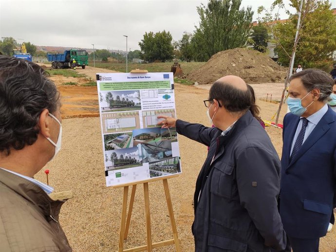 El alcalde de Salamanca, Caros García Carbayo, primero por la derecha, atiende a las explicaciones sobre la obra para la nueva lonja.