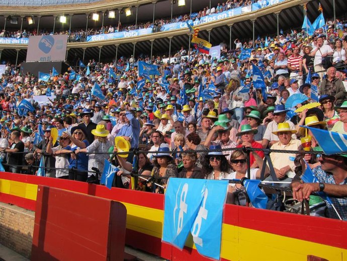 Archivo - Plaza de toros de Valncia durante un mitin del PP en 2011