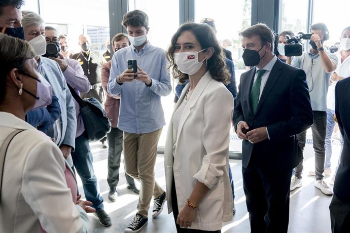 La presidenta de la Comunidad de Madrid, Isabel Díaz Ayuso, en la inauguración de la Jornada Nuevo-Nuevo Periodismo, a 17 de septiembre de 2021, en Tres Cantos, Madrid, (España). Organizada por el Foro Periodismo 2030, el encuentro tiene como objetivo a